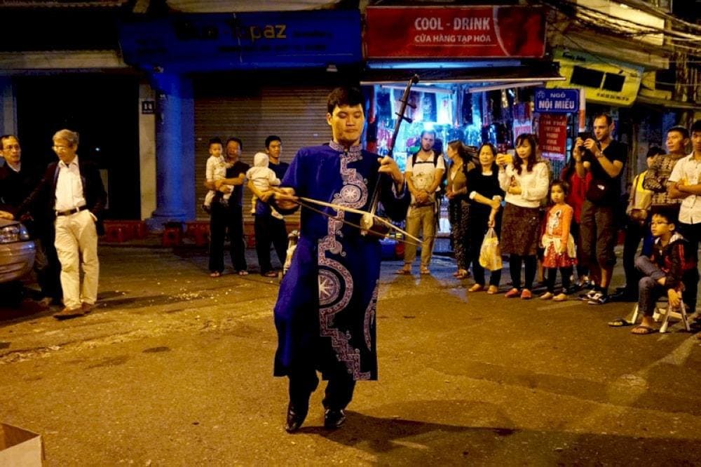 Street performance at Hanoi Night Market – live music and cultural shows in Hanoi's Old Quarter